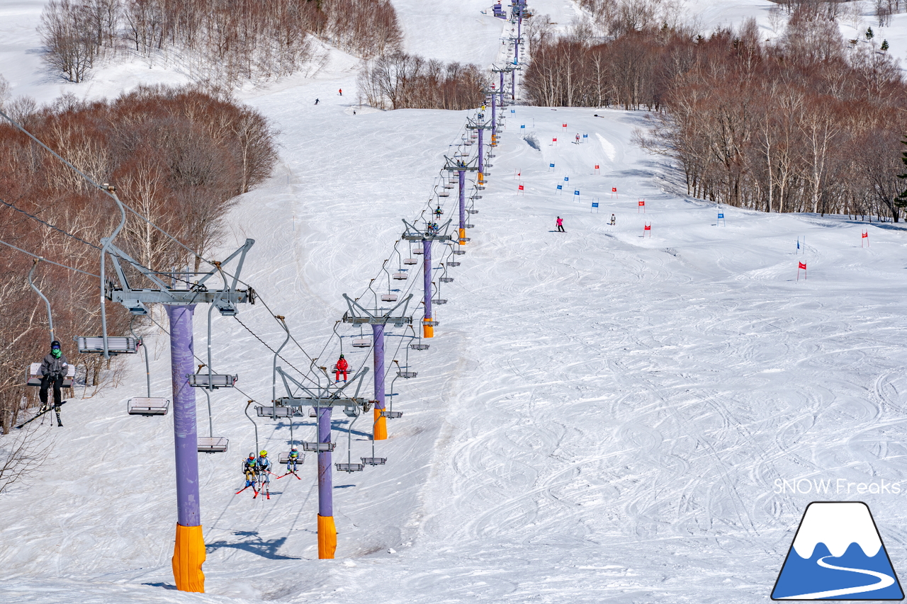 朝里川温泉スキー場｜豊富な残雪のおかげで、4月10日（日）まで営業延長中！日本海を眺めながら、のんびり春スキー＆スノーボードを楽しみましょう♪